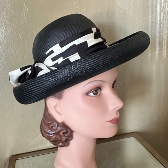 CHIC 1960's BLACK STRAW FEDORA WITH TALL CROWN + BLACK/WHITE FABRIC BAND/EDGING